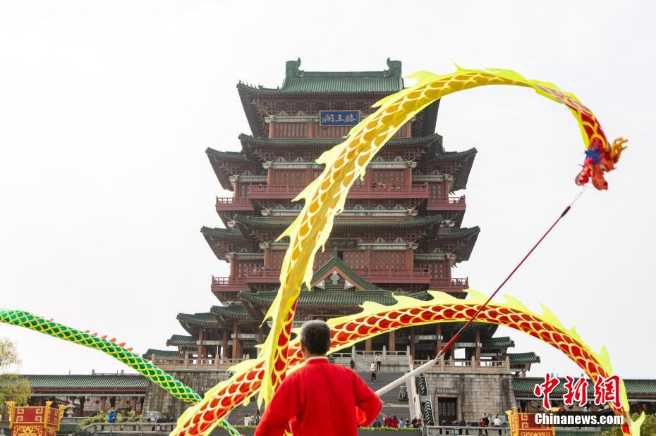 「江南三大名樓」の一つとして讃えられる滕王閣の前で竜踴りを披露した江西省南昌市の民間蕓能として伝わる竜踴りのパフォーマンスチーム（撮影?劉力鑫）。