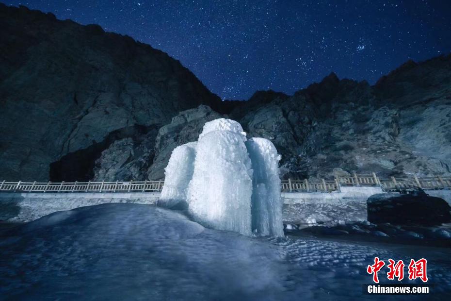 星空の下で透明に輝く賀蘭山の幻想的な氷の滝　寧夏
