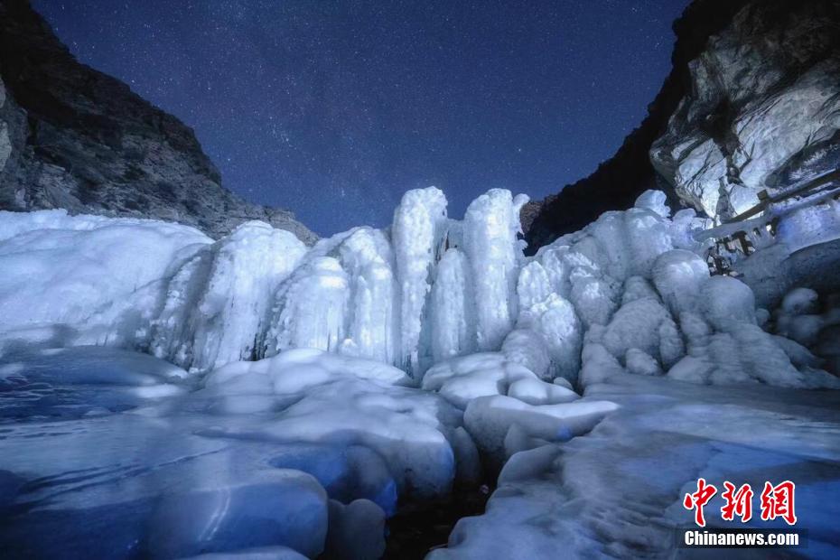 星空の下で透明に輝く賀蘭山の幻想的な氷の滝　寧夏