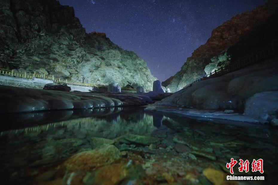 星空の下で透明に輝く賀蘭山の幻想的な氷の滝　寧夏