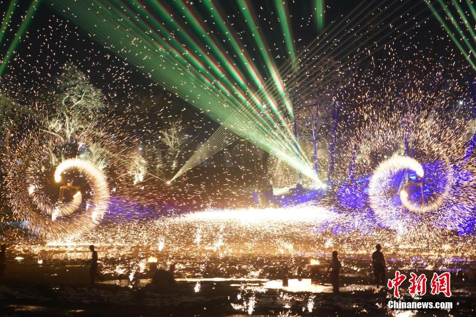 元宵節(jié)に彩りを添える「打鉄花」のパフォーマンス　河南省開封