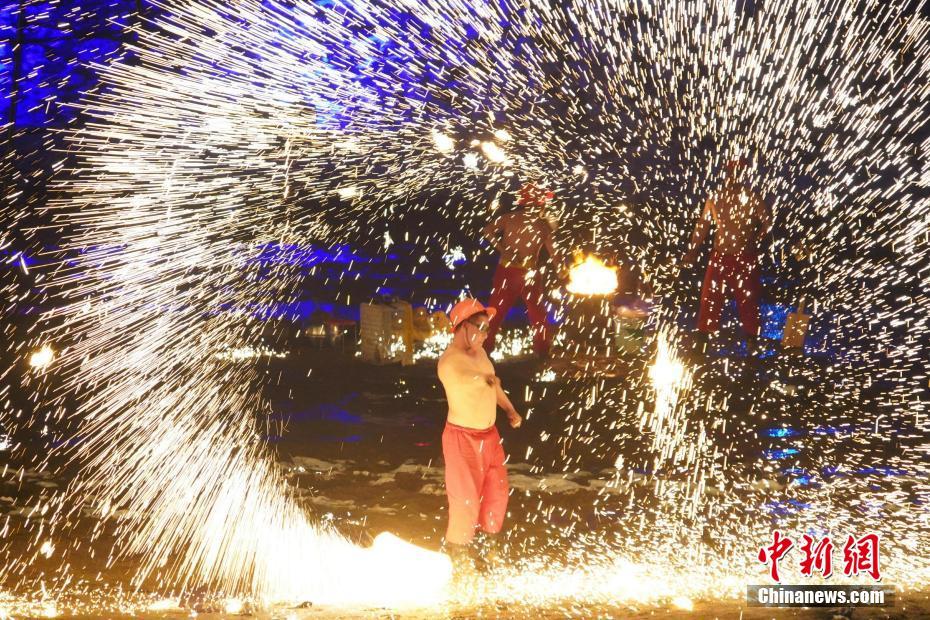 元宵節(jié)に彩りを添える「打鉄花」のパフォーマンス　河南省開封