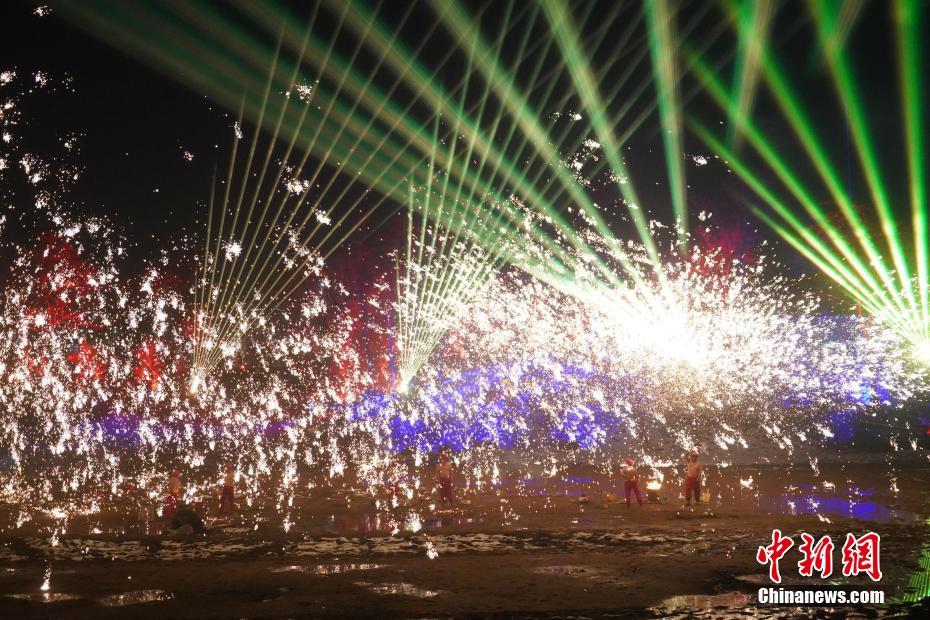 元宵節(jié)に彩りを添える「打鉄花」のパフォーマンス　河南省開封