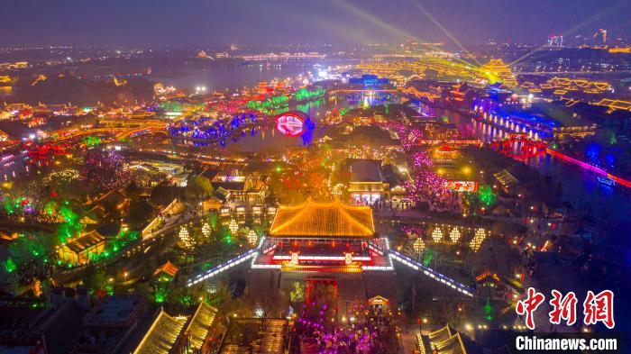 「大宋の不夜城」を華々しく再現(xiàn)した「清明上河園第4回國(guó)際ランタン展」（撮影?張振興）。