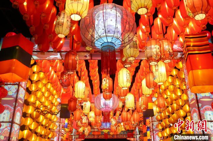 元宵節(jié)を彩った清明上河園の百萬のランタン　河南省開封