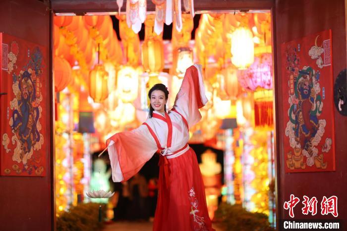 元宵節(jié)を彩った清明上河園の百萬のランタン　河南省開封