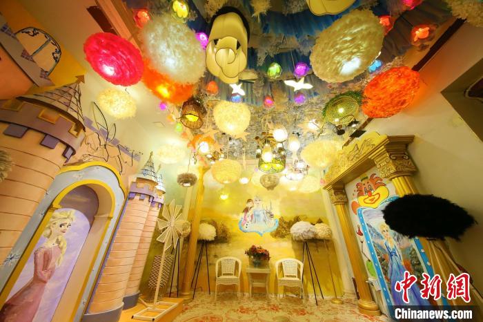 元宵節(jié)を彩った清明上河園の百萬のランタン　河南省開封