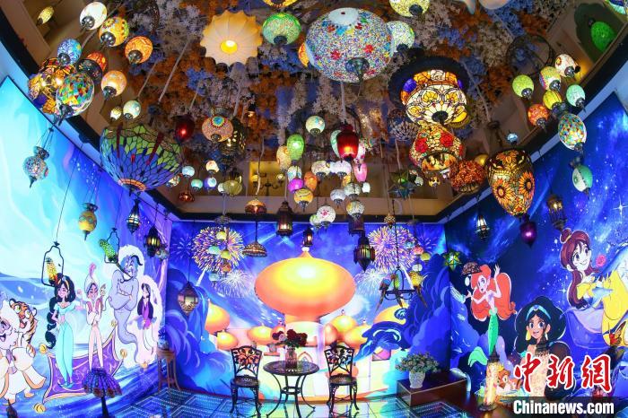 元宵節(jié)を彩った清明上河園の百萬のランタン　河南省開封