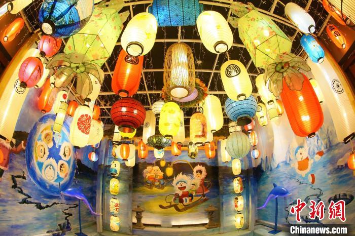 元宵節(jié)を彩った清明上河園の百萬のランタン　河南省開封