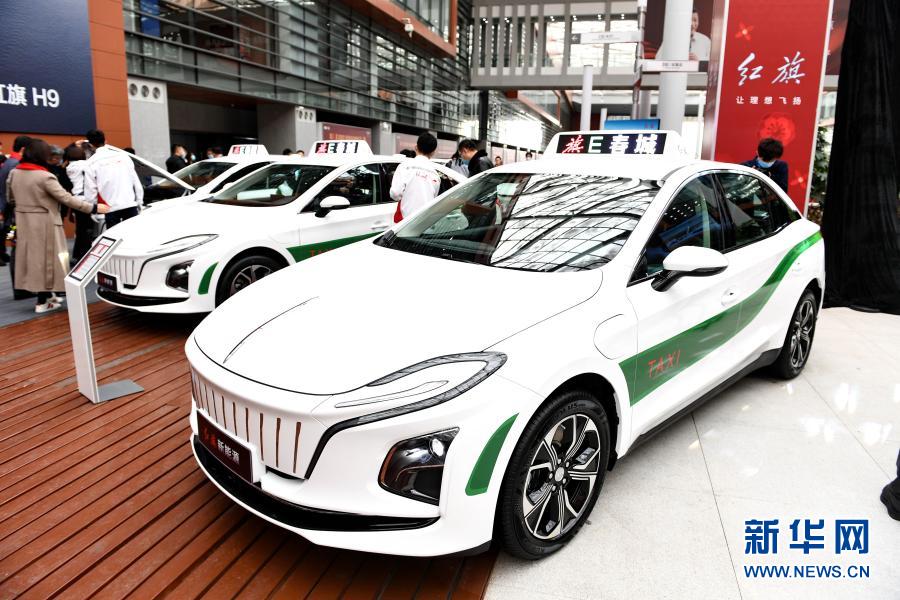 3月1日、「旗E春城 グリーン吉林」プロジェクト始動(dòng)式の會(huì)場(chǎng)で展示された一汽集団の最高級(jí)ブランド「紅旗」の新エネルギータクシー（撮影?張楠）。