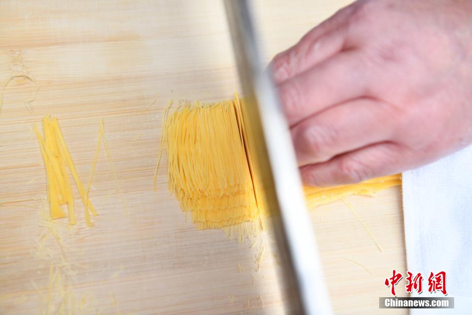楊永福さんが制作工程を披露した「大刀金絲麺」（撮影?張浪）。