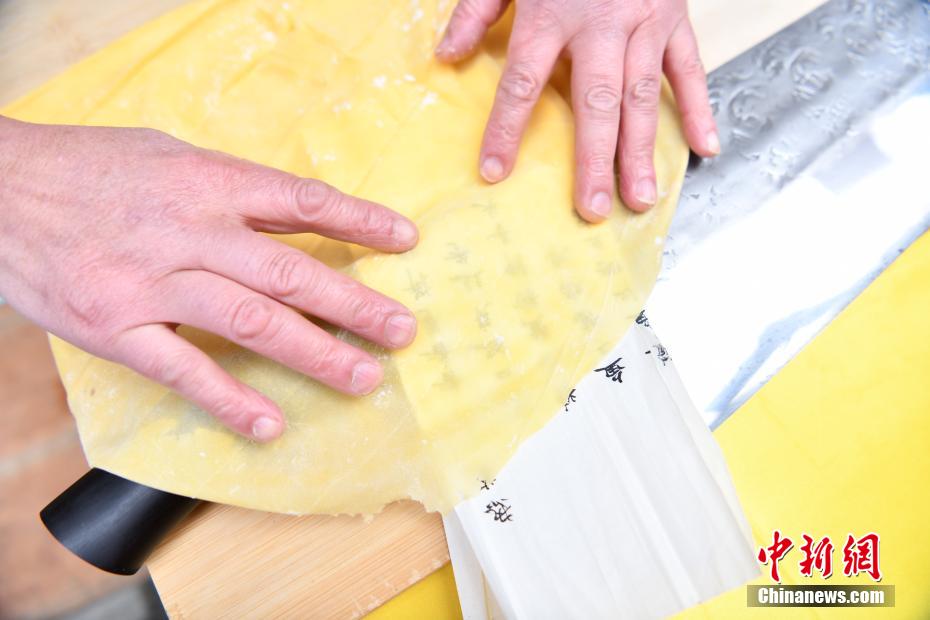 針にも通せる細(xì)麺！四川省無形文化遺産の「大刀金絲麺」