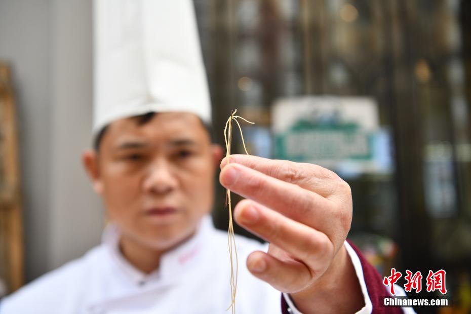 針にも通せる細(xì)麺！四川省無形文化遺産の「大刀金絲麺」