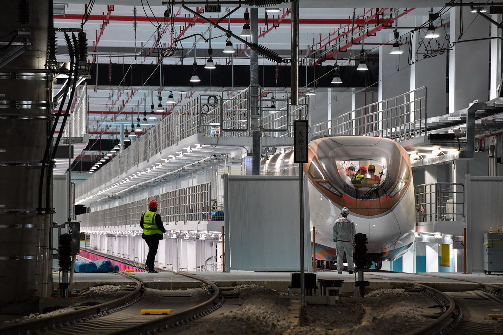 3月3日、広州地下鉄18號線の隴枕停車場で、慣らし運転をするため待機している、時速160キロメートルの地下鉄車両（撮影?劉大偉）。