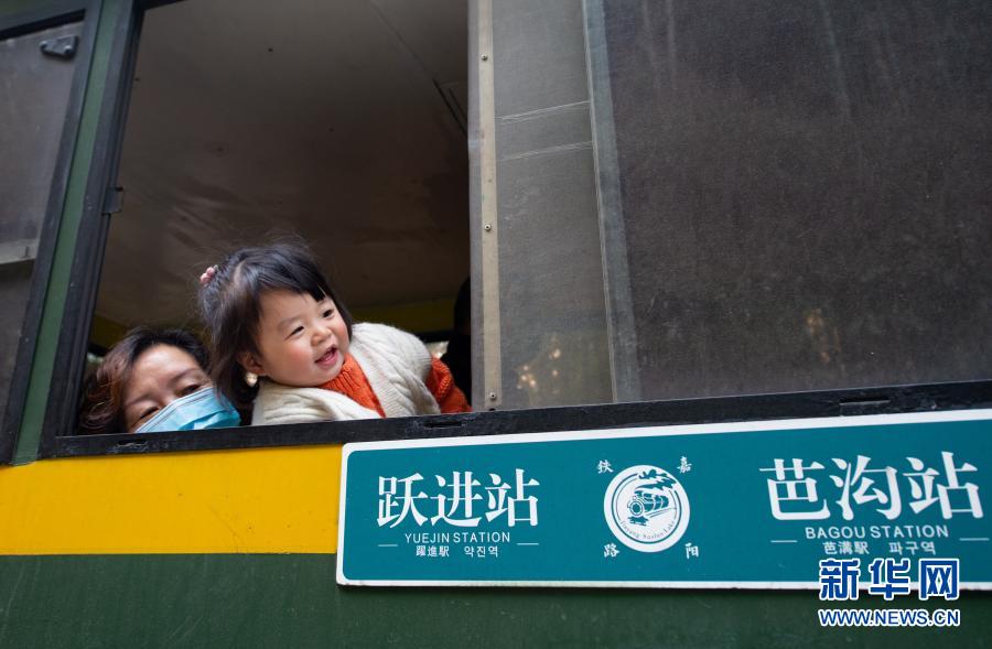蒸気機(jī)関車に乗って、花畑を駆け抜けよう！　四川省