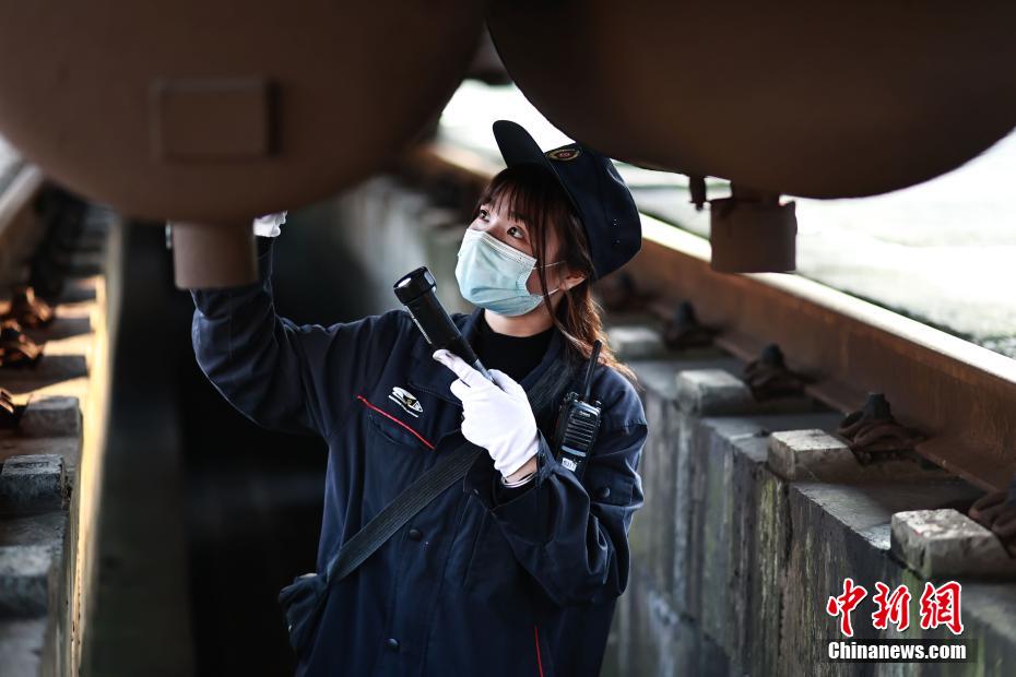 春運(yùn)をサポートする「列車(chē)のドクター」