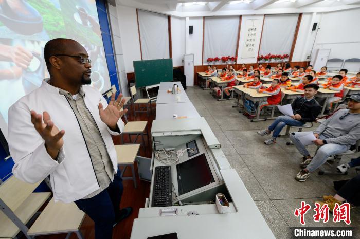 太原市の小學(xué)校を訪れ、小學(xué)生に出身國(guó)についてについて紹介する太原理工大學(xué)の外國(guó)人留學(xué)生（撮影?韋亮）。