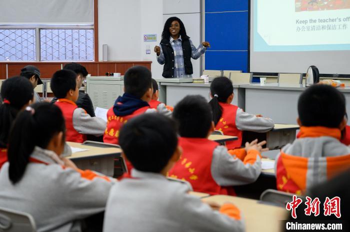 小學(xué)校でボランティア學(xué)習(xí)指導(dǎo)を行う外國(guó)人留學(xué)生　山西省太原