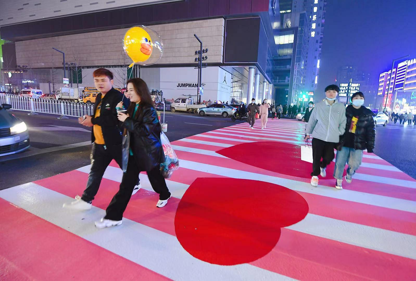 ハートのデザインがあしらわれた「ピンクの橫斷歩道」（寫真著作権はCFP視覚中國(guó)が所有のため転載禁止）。