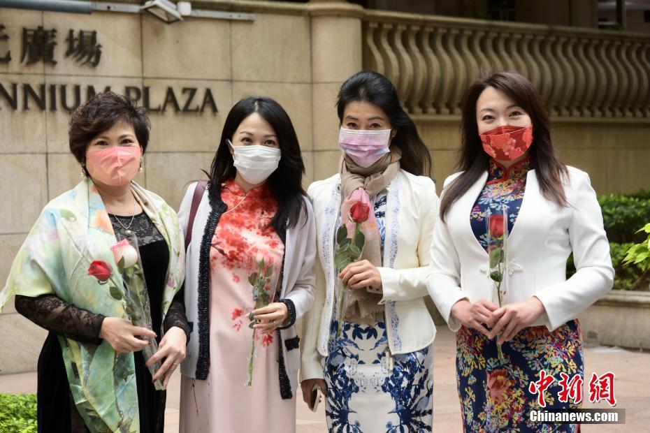 國(guó)際女性デーにチャイナドレス姿で選挙制度整備支持する署名活動(dòng)　香港地區(qū)