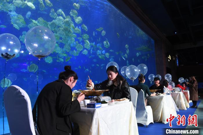 人魚舞う「深?！够疱仱窝绀菄H女性デーに女性たちを祝福　重慶市