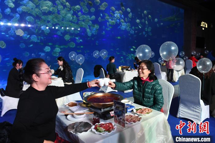 人魚(yú)舞う「深?！够疱仱窝绀菄?guó)際女性デーに女性たちを祝?！≈貞c市