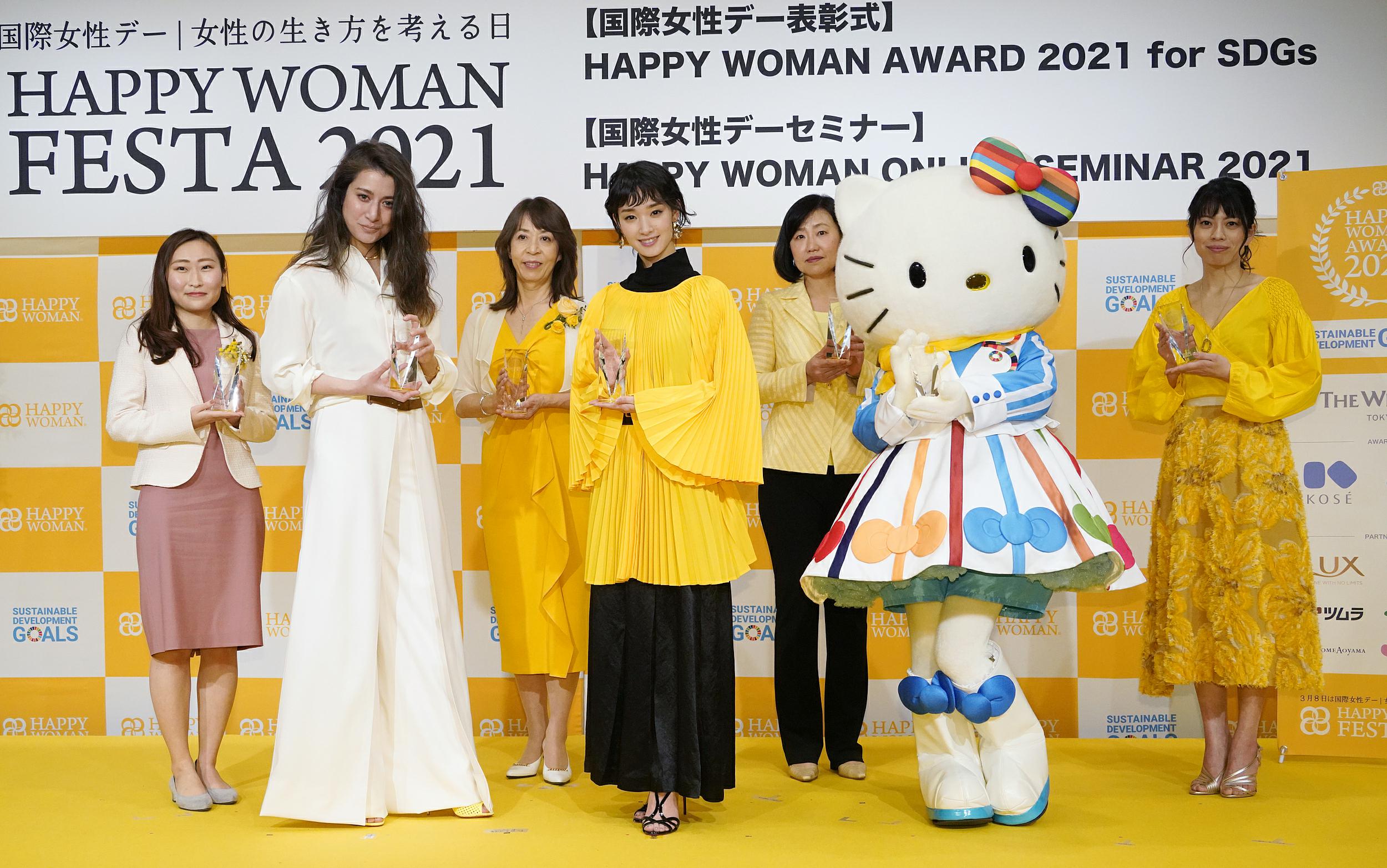 表彰されたモデルのマリエ、女優(yōu)の剛力彩芽、アニメキャラクターのハローキティ（寫真著作権はCFP視覚中國が所有のため転載禁止）。