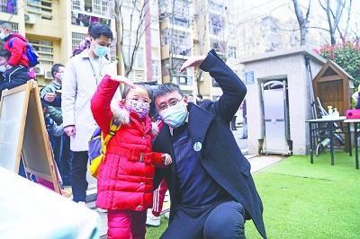 子育てにパパも參戦！武漢市の幼稚園や小學校にパパ送迎デー　湖北省