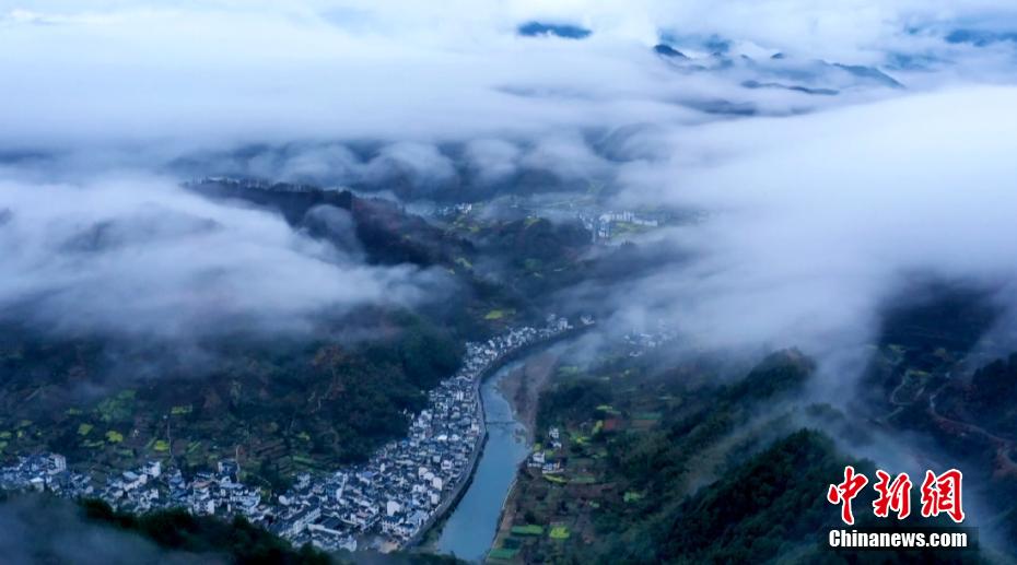 安徽省南部の村で「滝雲(yún)」発生　水墨畫のような大自然の神秘
