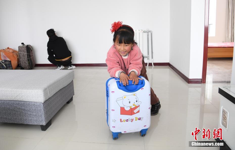 3月9日、甘粛省天水市張家川県から蘭州新區(qū)の新居に引っ越してきた6歳の張嘉怡ちゃん（撮影?楊艶敏）。