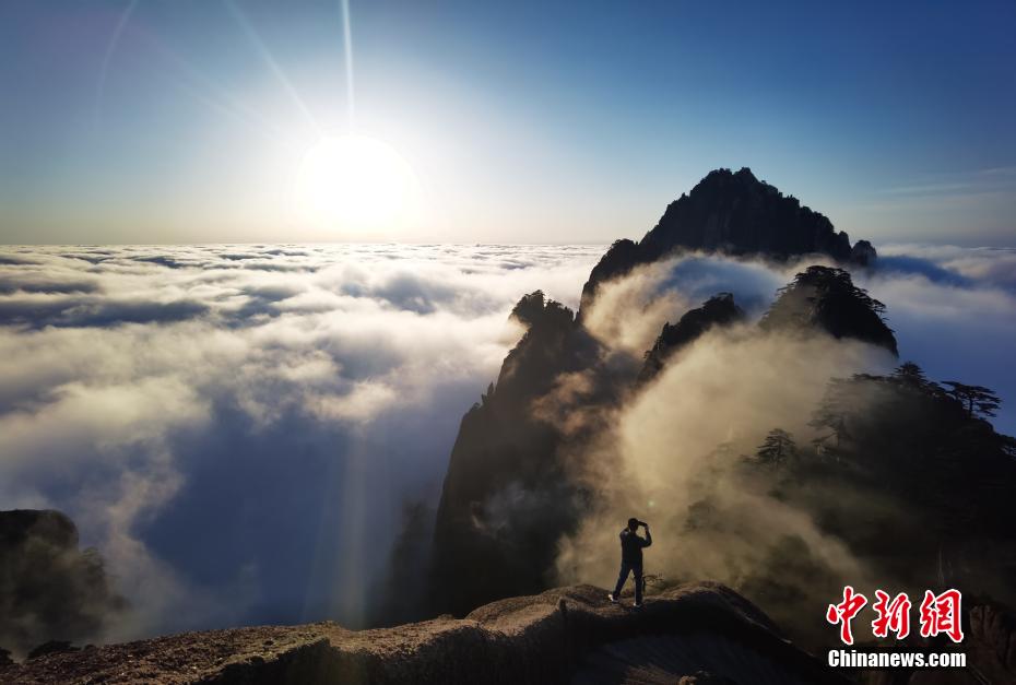 安徽省黃山にふんわりたなびく幻想的な雲(yún)海