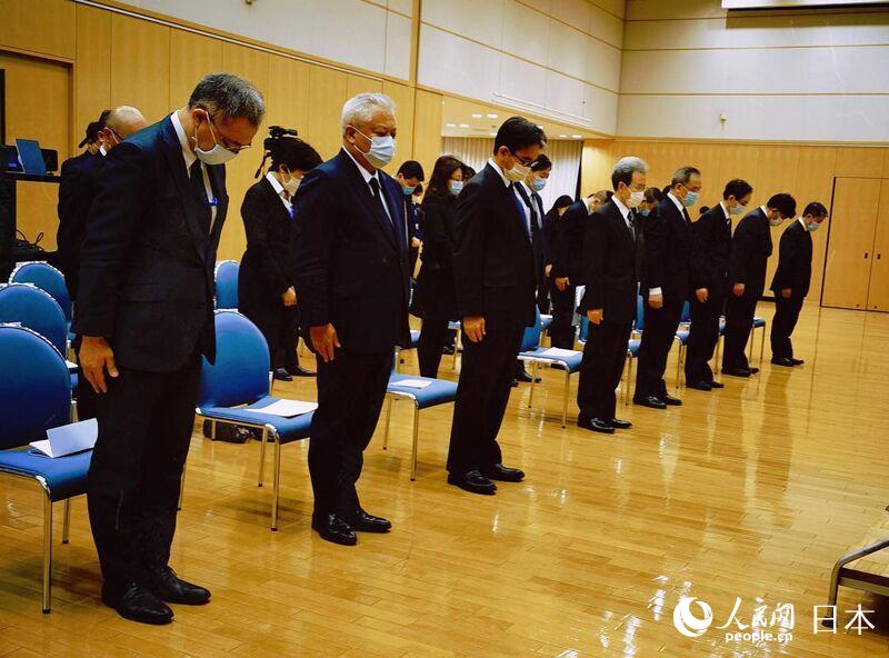 式典を前に1分間の黙禱を行い、大震災(zāi)の犠牲者に哀悼の意を捧げる?yún)⒘姓撸ù橛?張璐璐）
