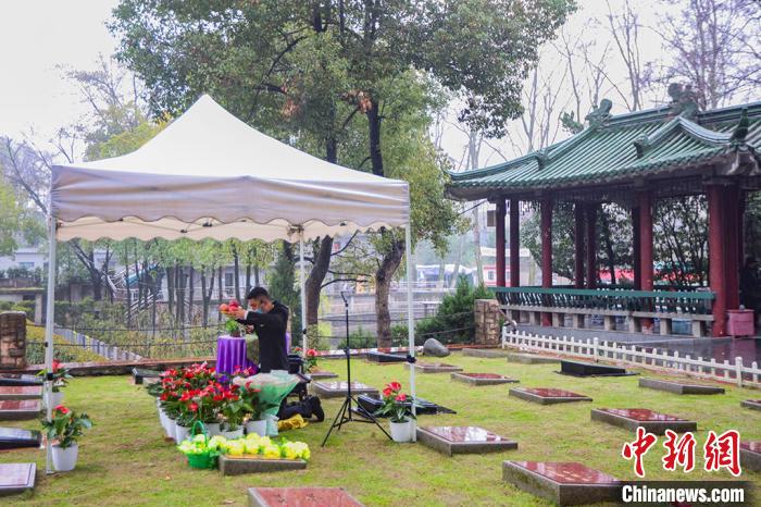 清明節(jié)を控え、供養(yǎng)と感謝の気持ちを託し5Gクラウド墓參り　江蘇省南京