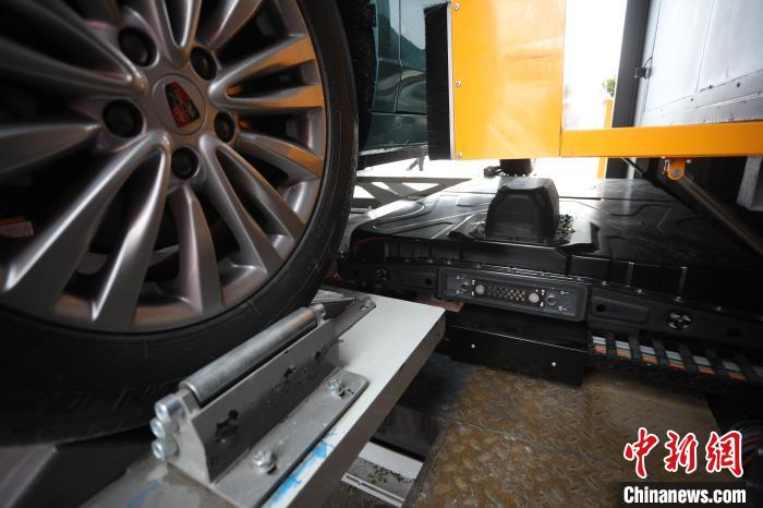 上海初の新エネ車バッテリー交換ステーション　20秒で完了