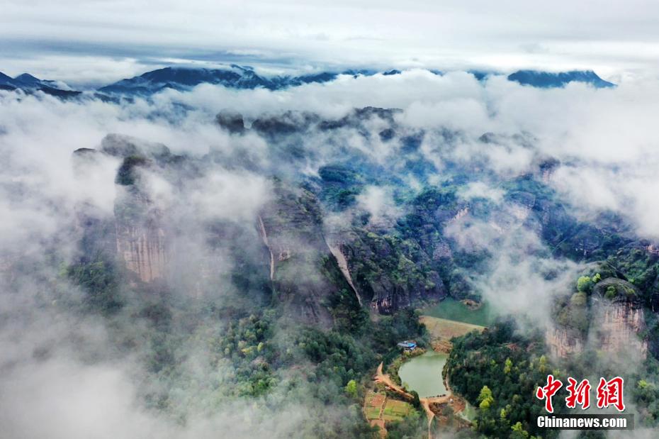 雲(yún)で覆われ絵のように美しい雨の後の竜虎山　江西省