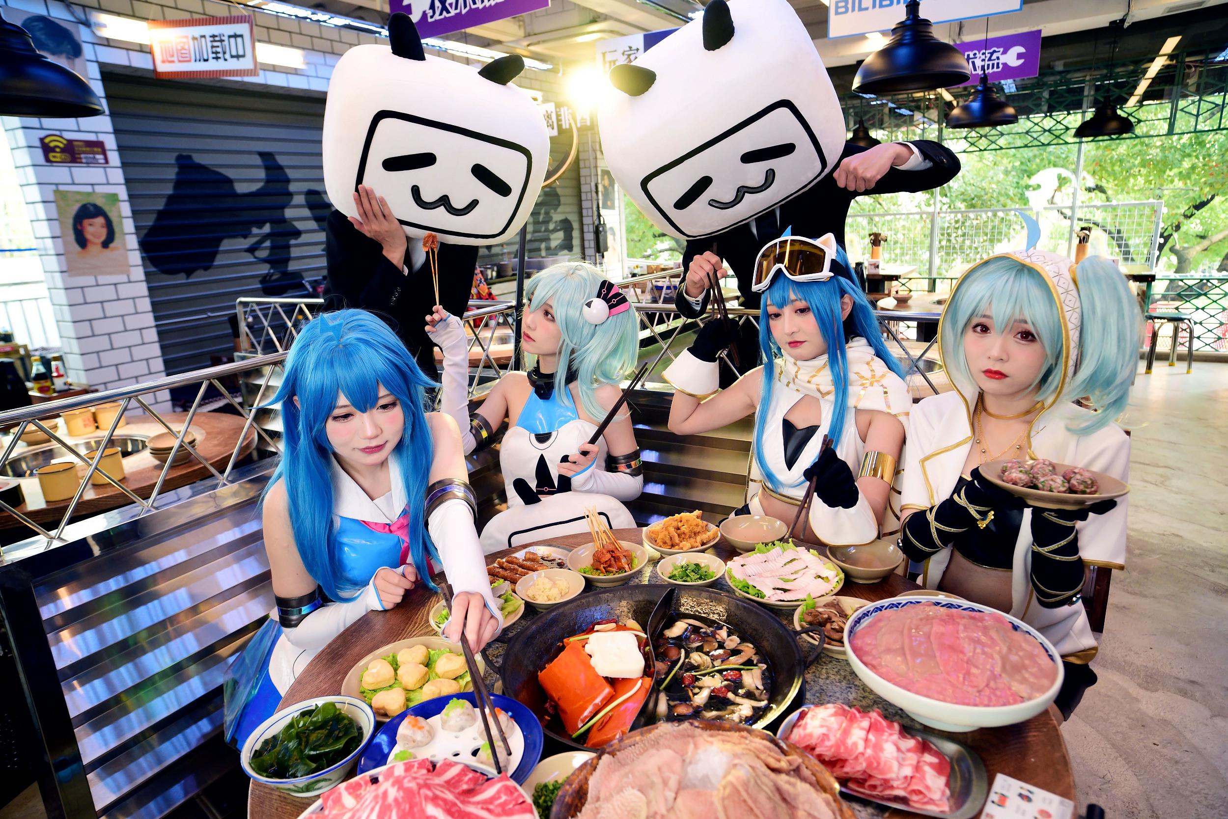 火鍋を食べるマスコットキャラクター「22 娘」、「33娘」と「テレビ君」（寫真著作権はCFP視覚中國が所有のため転載禁止）。