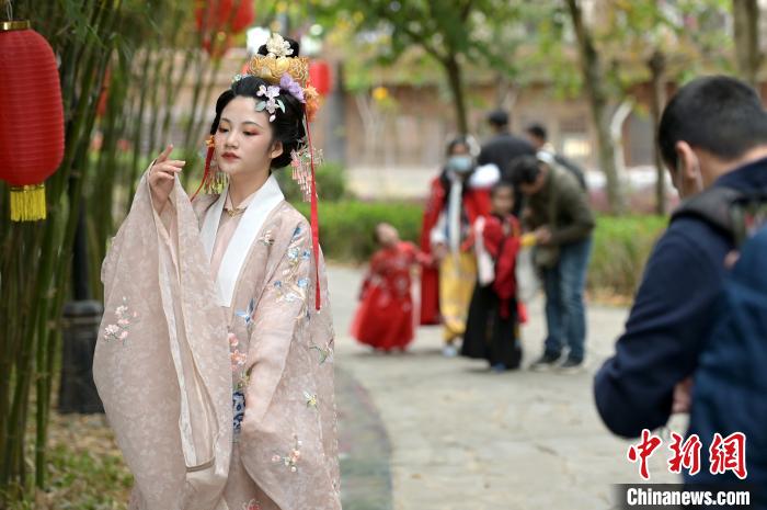 漢服マニア100人以上が集結(jié)！広西南寧で伝統(tǒng)行事「花朝節(jié)」開催