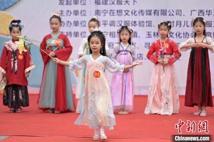 漢服マニア100人以上が集結(jié)！広西南寧で伝統(tǒng)行事「花朝節(jié)」開催