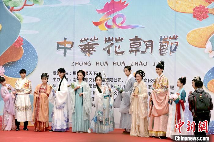 漢服マニア100人以上が集結(jié)！広西南寧で伝統(tǒng)行事「花朝節(jié)」開催