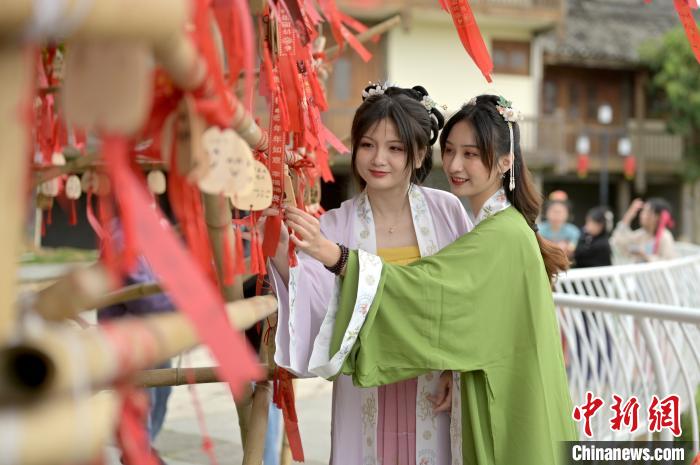 漢服マニア100人以上が集結！広西南寧で伝統(tǒng)行事「花朝節(jié)」開催