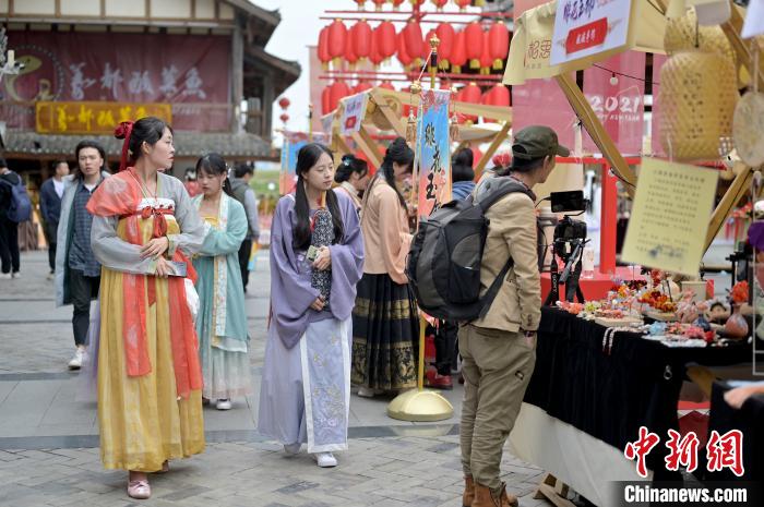 漢服マニア100人以上が集結(jié)！広西南寧で伝統(tǒng)行事「花朝節(jié)」開催