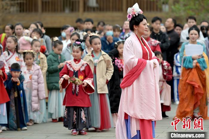 漢服マニア100人以上が集結(jié)！広西南寧で伝統(tǒng)行事「花朝節(jié)」開催