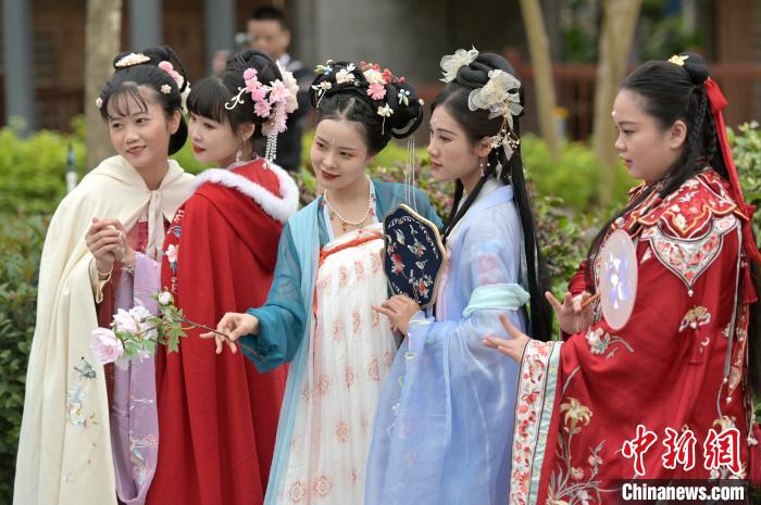 漢服マニア100人以上が集結(jié)！広西南寧で伝統(tǒng)行事「花朝節(jié)」開(kāi)催