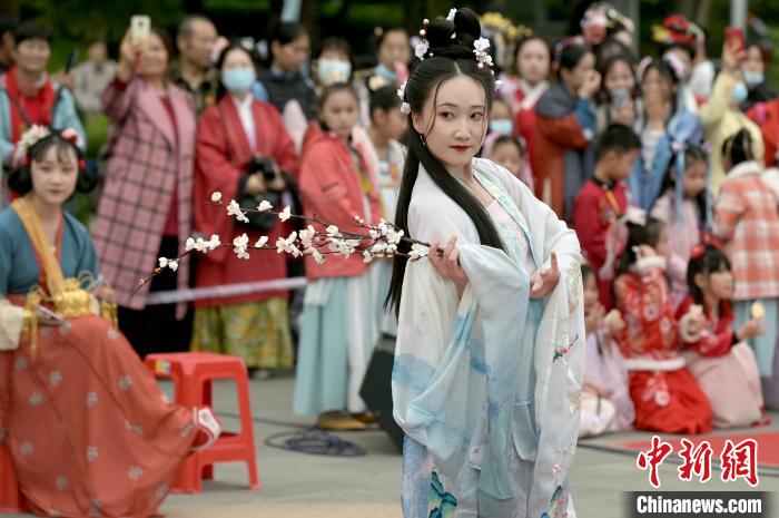 漢服マニア100人以上が集結！広西南寧で伝統(tǒng)行事「花朝節(jié)」開催