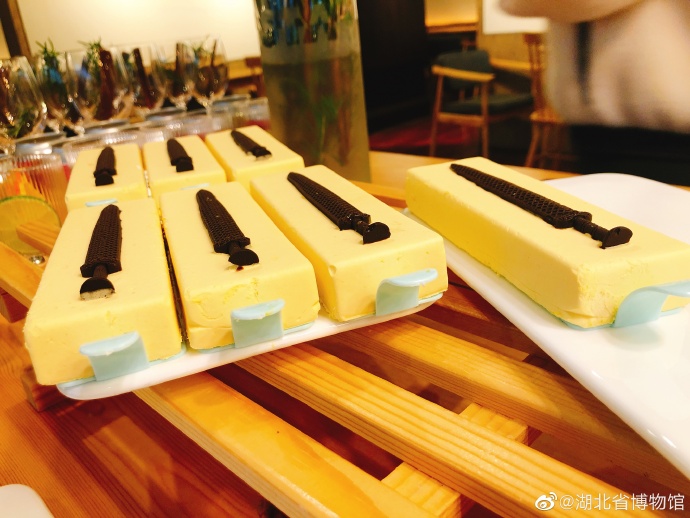 古代打楽器チョコに越王勾踐剣ムース？湖北省博物館の文化財スイーツ