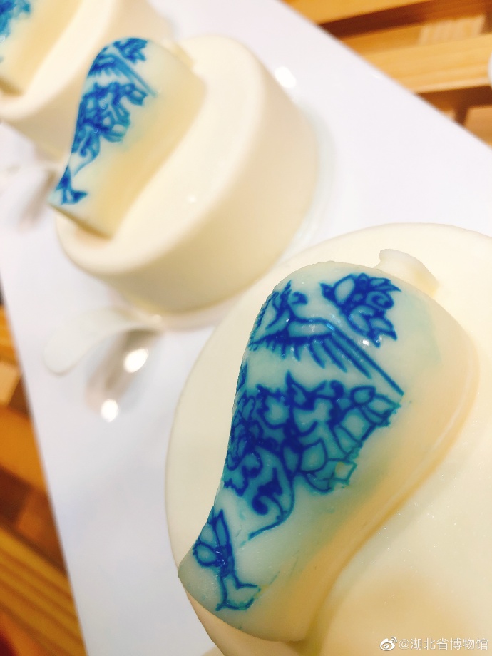 古代打楽器チョコに越王勾踐剣ムース？湖北省博物館の文化財(cái)スイーツ