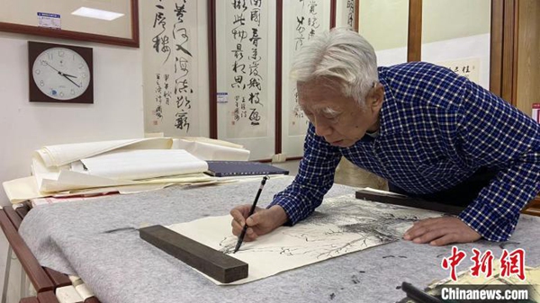 山東の70歳男性、墨絵100枚で100年前の「オールド済南」を再現(xiàn)