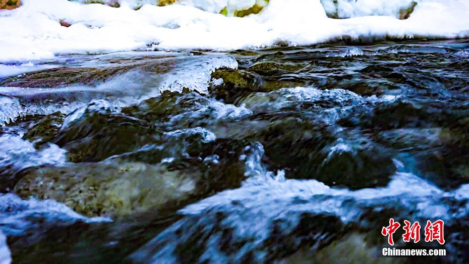 新疆西部の氷と雪が解け、川の水と「競演」　息を吞むような絶景広がる