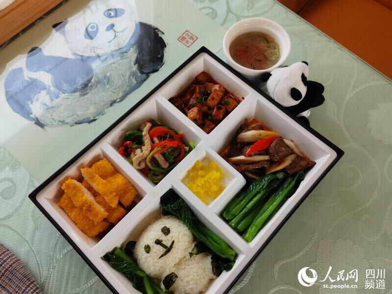 まるで「移動するスターランクホテル」？全國初の「パンダ特別列車」が四川省に登場