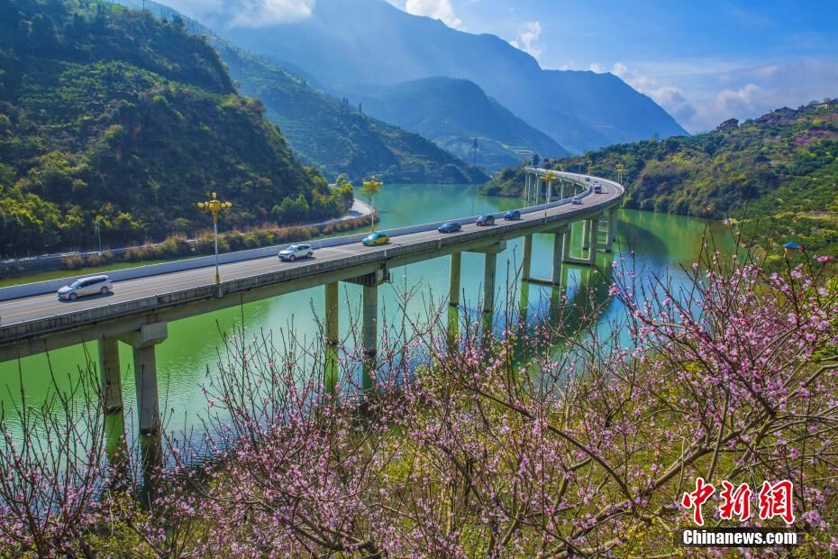 三峽「水上生態(tài)道路」の魅惑溢れる春景色　湖北省宣昌